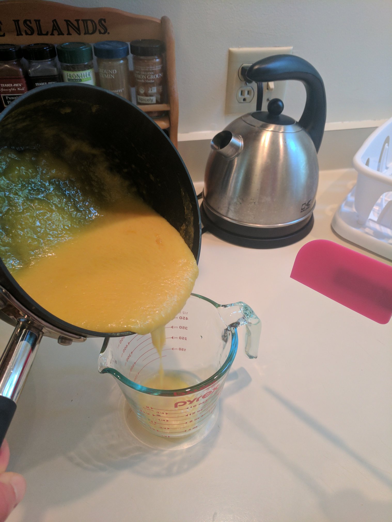 Mango sauce pour